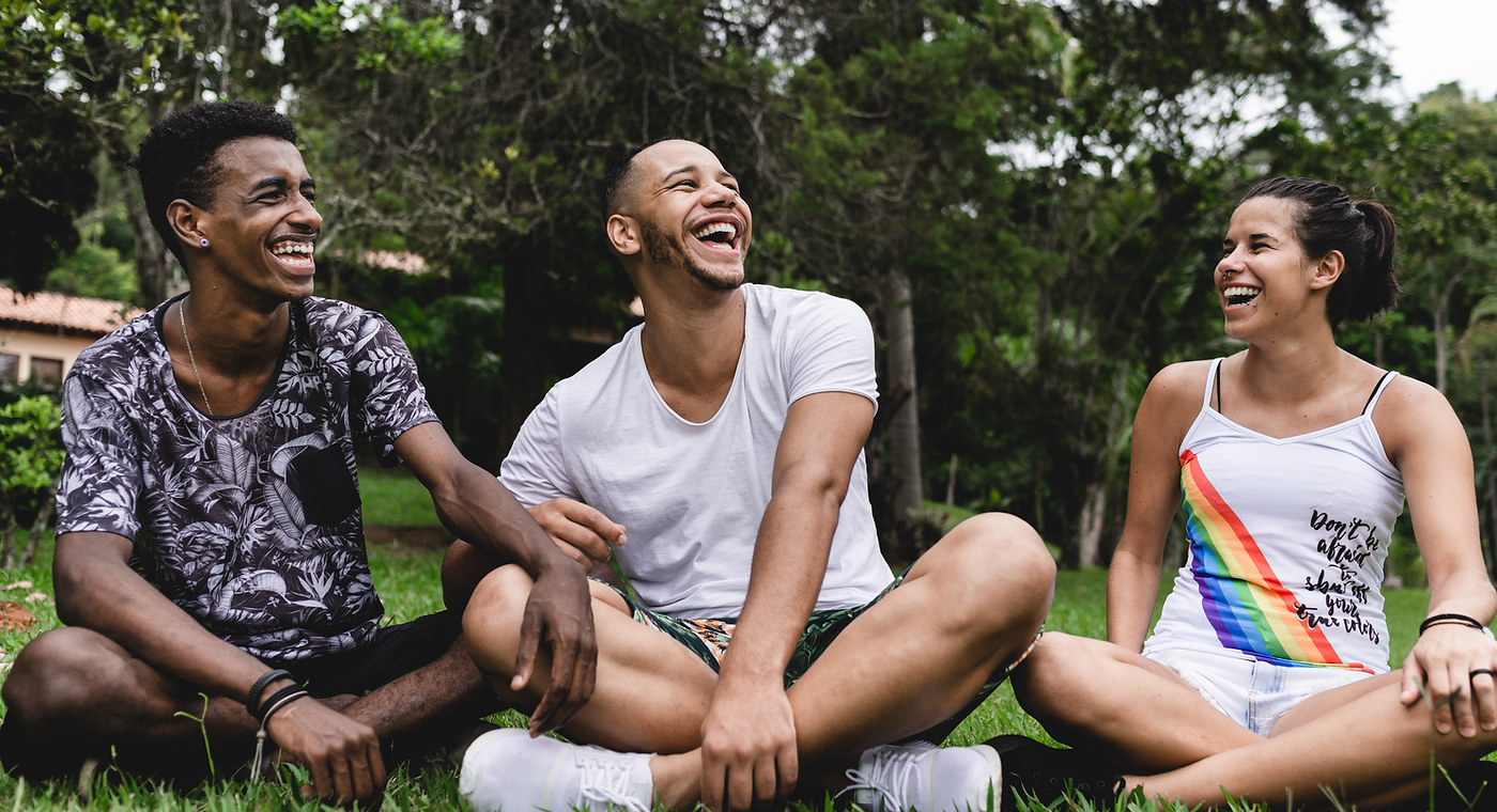 Jongvolwassenen ontmoeten elkaar en lachen samen
