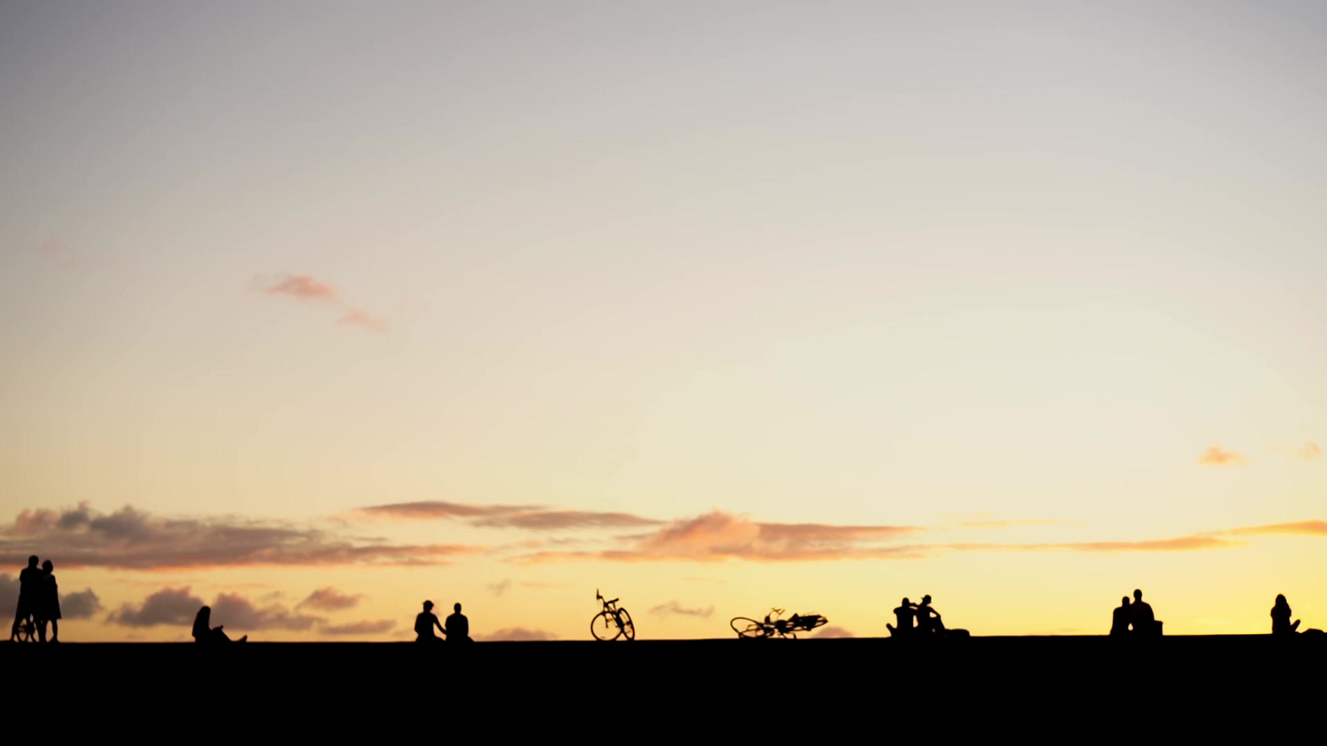 Mensen ontmoeten elkaar buiten bij zonsondergang